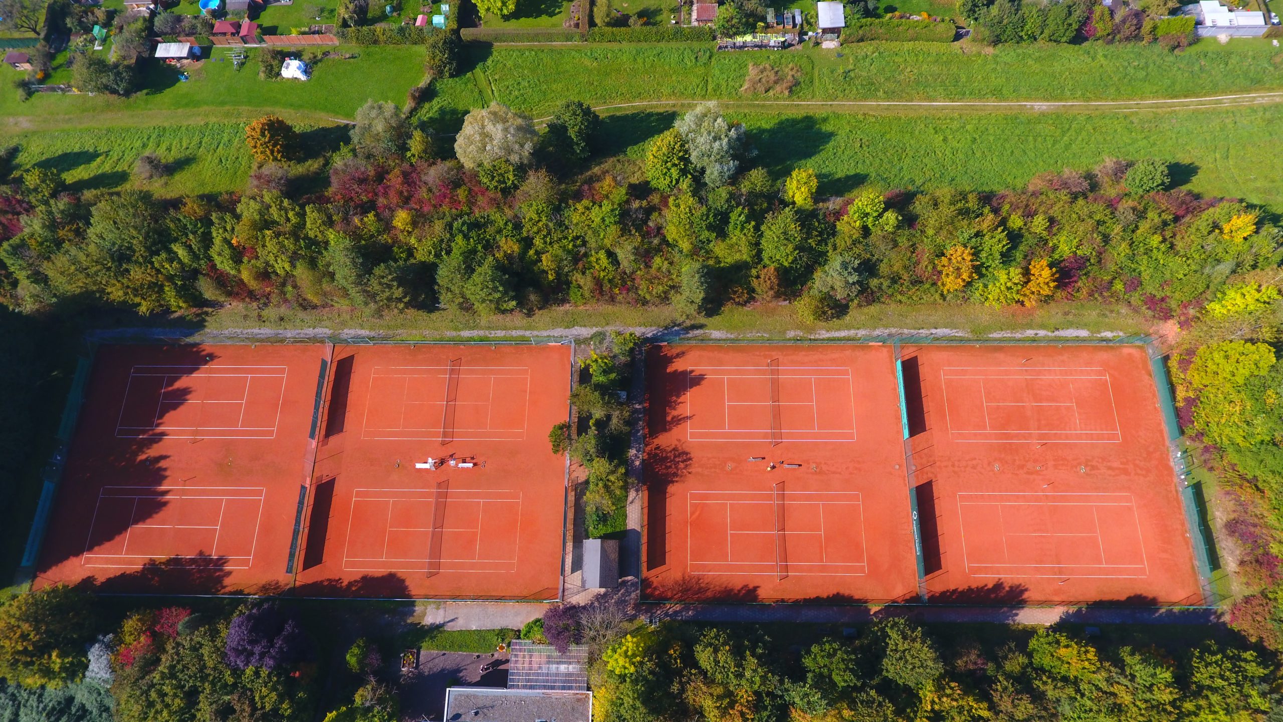 Überblick über Tennisplätze und Grünflächen beim SV Stadtwerke